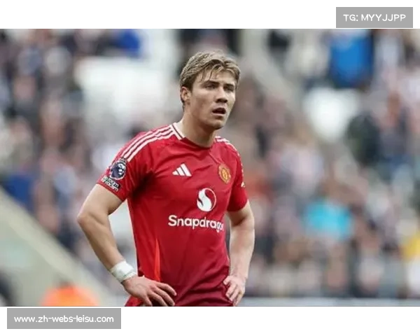 霍伊伦攻入第二球后滑跪庆祝，主场球迷高呼其名